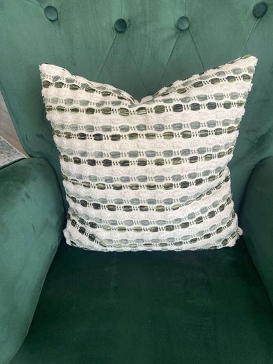 Accent chair / cushions & throws