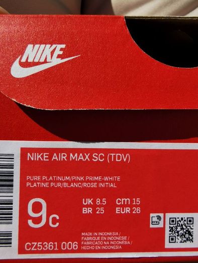 Girl's NIKE runners NEW size UK 8.5