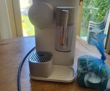 Nespresso Lattissima One De Longhi coffee machine   + FREE COFFEE PODS