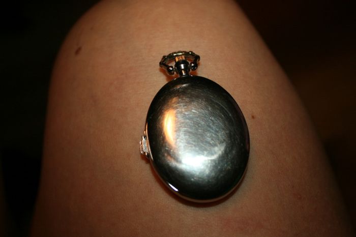 Women's Oval Shaped Vintage Alloy Quartz Analog Pocket Watch 6cm x 3,5cm