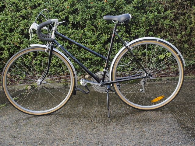 PRICE REDUCTION-Vintage 1980s Raleigh Weekender 15 speeds Ladies Racinng