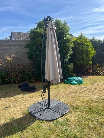 Cantilevered garden umbrella
