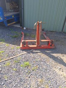 Round bale lifer