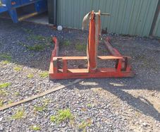 Round bale lifer
