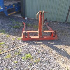 Round bale lifer