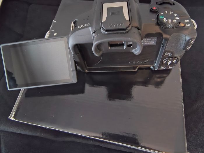 Canon EOS R50 + case Lowepro + 128 GB.