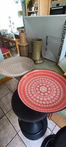 3 Items of Pottery, Set of 2  plates Oxford Daily Floreal dinnerware plates in a red patterned design and Crisscross one MEADOWS & BYRNE PORCELAIN DISHWASHER & MICROWAVE SAFE. 15.00 euro for the set. Vintage West German pottery ceramic vase featur