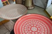 3 Items of Pottery, Set of 2  plates Oxford Daily Floreal dinnerware plates in a red patterned design and Crisscross one MEADOWS &amp; BYRNE PORCELAIN DISHWASHER &amp; MICROWAVE SAFE. 15.00 euro for the set. Vintage West German pottery ceramic vase featur