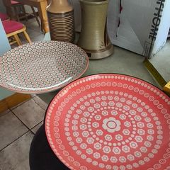 3 Items of Pottery, Set of 2  plates Oxford Daily Floreal dinnerware plates in a red patterned design and Crisscross one MEADOWS & BYRNE PORCELAIN DISHWASHER & MICROWAVE SAFE. 15.00 euro for the set. Vintage West German pottery ceramic vase featur