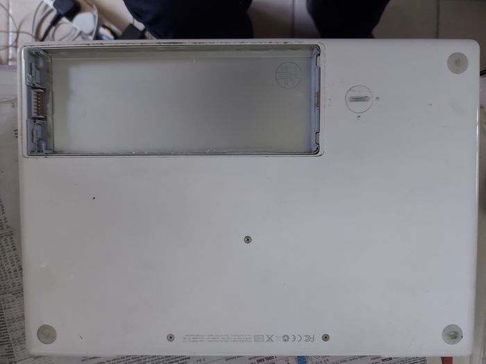 Another vinyage Apple MacBook, has an account, no Battery or charger, no 4 key missing, in very good condition otherwise