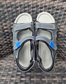 Boy's sandals size UK 5