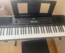 Yamaha PSR E273 keyboard