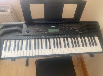 Yamaha PSR E273 keyboard