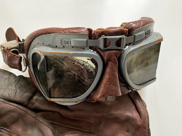 Rare WW2 RAF special duties aircrew grouping of Mk viii flying goggles and leather flying gloves