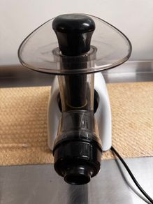 Omega Juicer by Sana