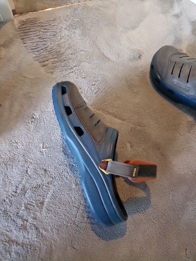 crocks size 11