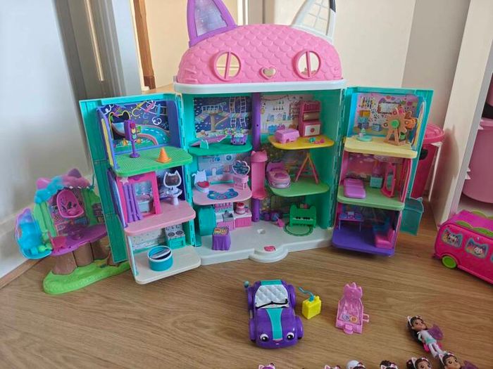 Gabby's doll house