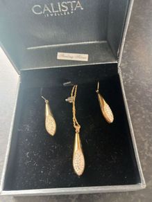 gold earings and necklace set