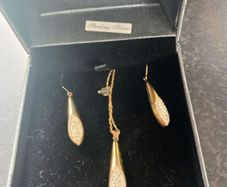gold earings and necklace set