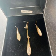gold earings and necklace set