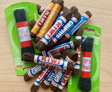 23 pairs brown & black shoe laces