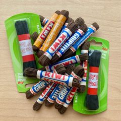 23 pairs brown & black shoe laces