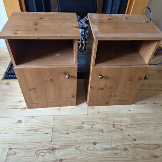 2 bedside lockers