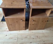 2 bedside lockers