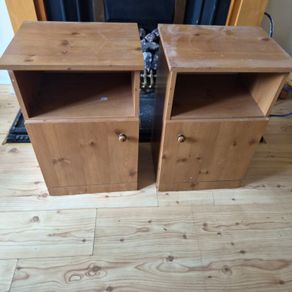 2 bedside lockers