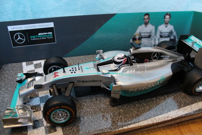 Maisto Tech 1/14RC - Lewis Hamilton's Mercedes AMG Petronas F1 W05 Hybrid