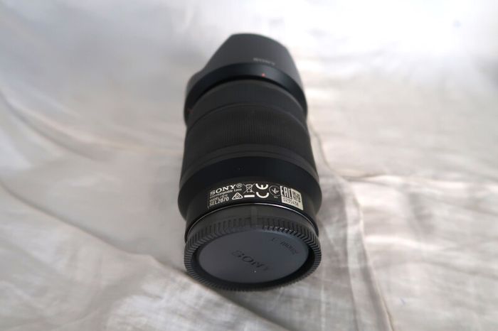 Sony 28-70mm f/3.5-5.6 OSS Kit Lens (Front/Rear Caps + Hood)