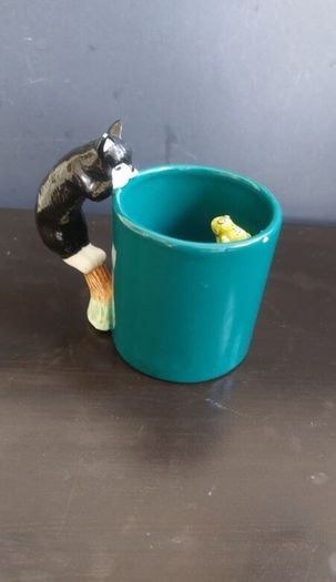 Fabulous Collectable Vintage Hand-Painted 3-D Cat and Frog Mug by Bergschrund, Seattle, USA, from 1991, Display Only Due to Hairline Crack