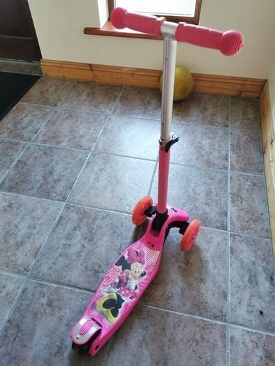 Minnie Mouse Scooter with Light Up LED Wheels