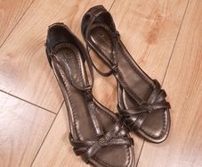 Clarks Bronze Metallic Leather T-Bar Strappy Sandals 6UK/39EU
