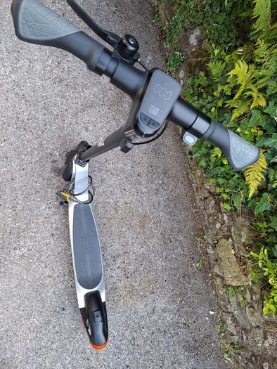 Kruz Electric Scooter - Excellent Condition (Brand New Solid Tyre Installed)