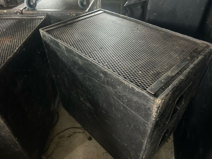 EAW double 15" sub with wheels