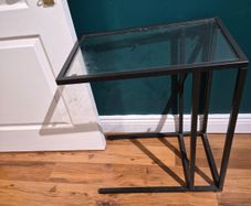 Free glass table