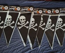 8 pc Pirate Skull & Crossbones Bunting New (4m)