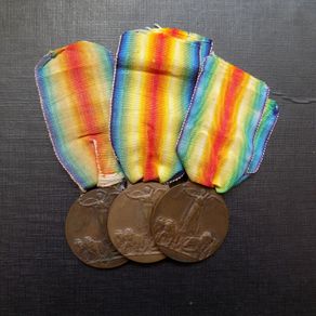 One sold.Italy 1915-1918.Victory Medals.Three Variants.First World War.