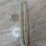 Pearl imitation beads and brooch set Image 5