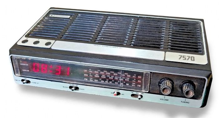 vintage 1980s clock radio