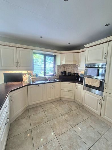 Kitchen & Dresser WITH appliances