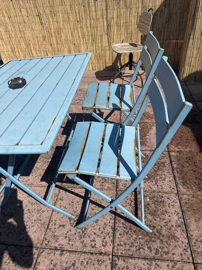 1 Table 4 Chairs