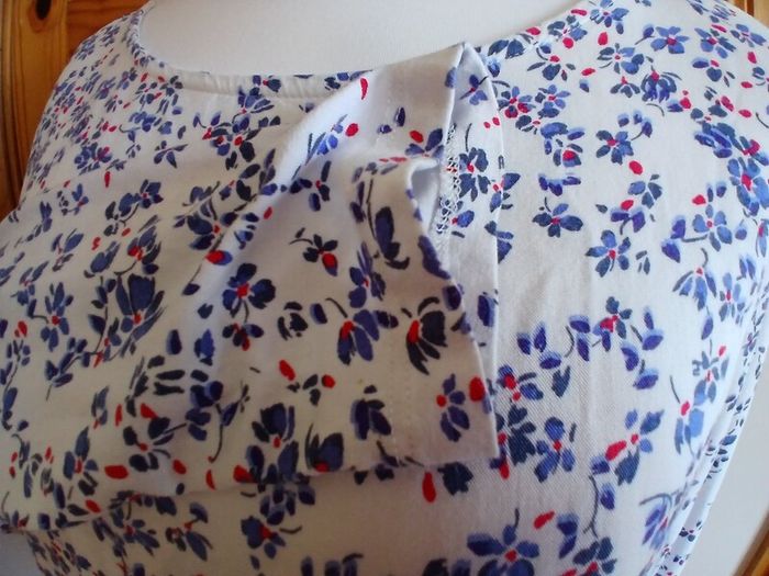 Ladies Street One Long sleeve ditzy floral top size 16 includes postage