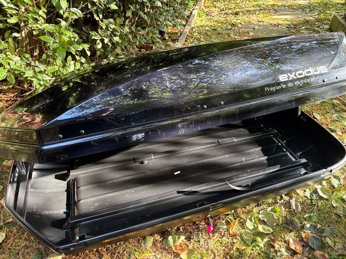 Halfords Exodus 470L Roof Box - Black with Thule Foot Pack and Holfords (A120) Aero Bars. Includes fitting kit.