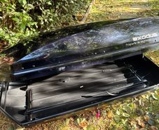 Halfords Exodus 470L Roof Box - Black with Thule Foot Pack and Holfords (A120) Aero Bars. Includes fitting kit.