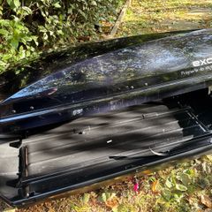 Halfords Exodus 470L Roof Box - Black with Thule Foot Pack and Holfords (A120) Aero Bars. Includes fitting kit.