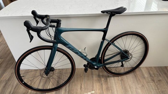 Giant defy advanced 2 carbon road bike