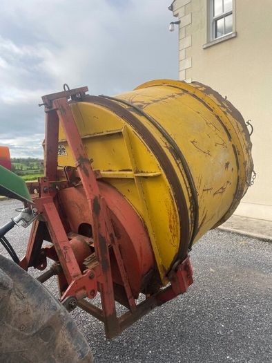 Teagle tomahawk round bale shredder
