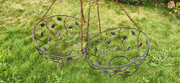 2 hanging baskets